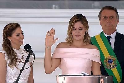 Michelle Bolsonaro quebra protocolo e discursa em libras