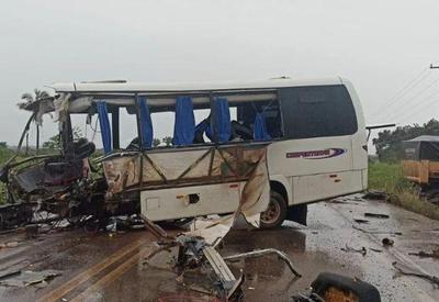 Acidente entre micro-ônibus e caminhão deixa 12 mortos no Pará