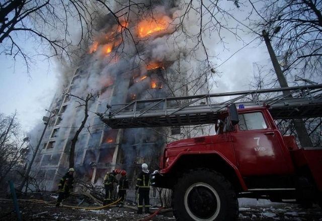 Bombardeios russos atingem novos prédios residenciais na Ucrânia