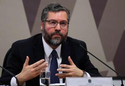 Bolsonaro reúne ministros para decidir futuro de Ernesto Araújo