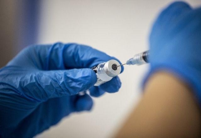 EUA estudam inflamações cardíacas em jovens após vacinação contra covid