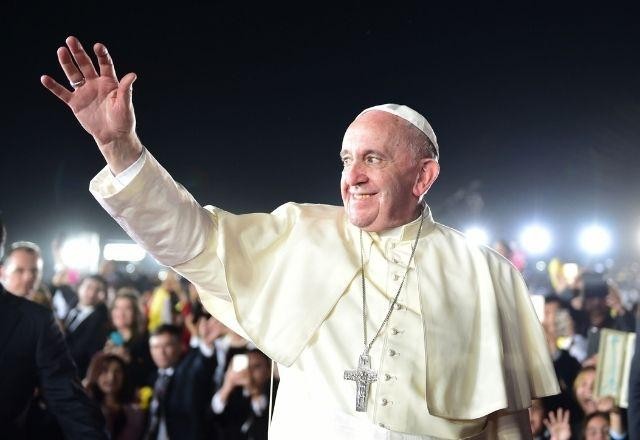 "Olhe além das luzes e lembre-se dos pobres e necessitados", diz Papa