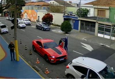 Vídeo: Bandidos roubam Mustang na saída de buffet infantil em SP