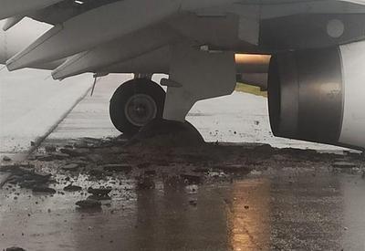 Avião derrapa e faz buraco na pista do aeroporto de Florianópolis (SC)
