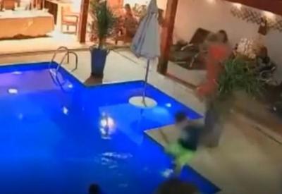 Menino pula em piscina para salvar irmão de 3 anos e vira herói na internet