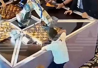 Vídeo: robô quebra dedo de menino durante torneio de xadrez