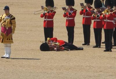 Vídeo: Calorão faz guardas reais desmaiarem durante cerimônia em Londres