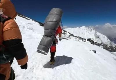 Vídeo: Guia carrega alpinista e o salva da 'zona da morte' do Everest