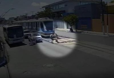Vídeo: motociclista impede que idosa seja atropelada por trem em Maceió