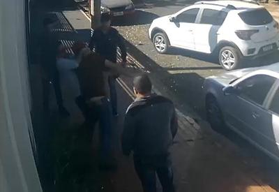 Jornalista é agredido por policiais à paisana em Nova Andradina (MS)