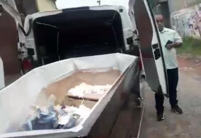 Vídeo: Mãe acha lixo dentro de caixão de jovem obeso morto em SP