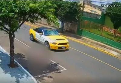 Vídeo: motorista de Mustang atropela e mata idoso no Paraná