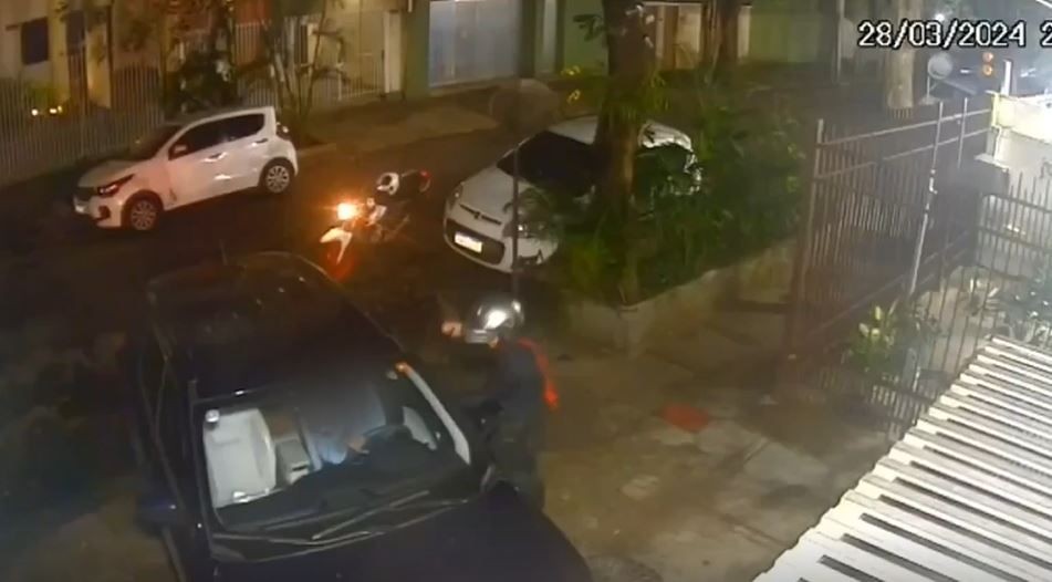 Carro blindado salva mulher de tentativa de assalto no Rio; assista