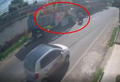 Vídeo: placa despenca de caminhão e mata mototaxista no Ceará