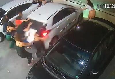 Mulher atropela várias pessoas após brigar por vaga de estacionamento em SP