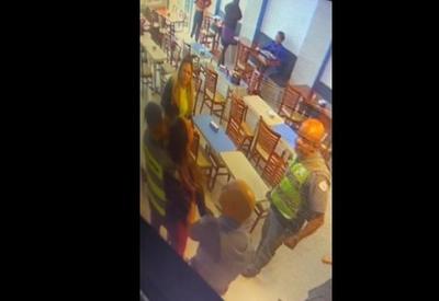 Vídeo: Mulher se engasga em restaurante e é salva por PMs em São Paulo