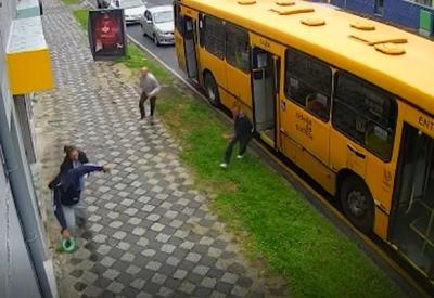 Vídeo: Passageiros de ônibus perseguem ladrão e impedem assalto