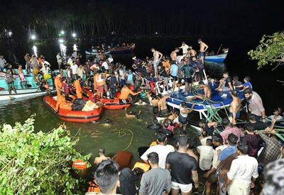 Barco turístico naufraga na Índia e deixa 22 mortos