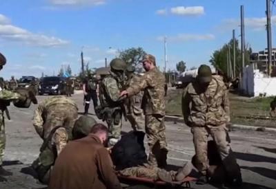 Veja momento em que 265 militares ucranianos se rendem em Azovstal