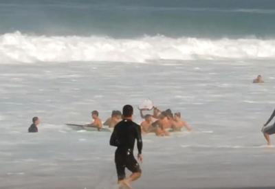 Surfista brasileiro sofre acidente no Havaí e é retirado desacordado do mar