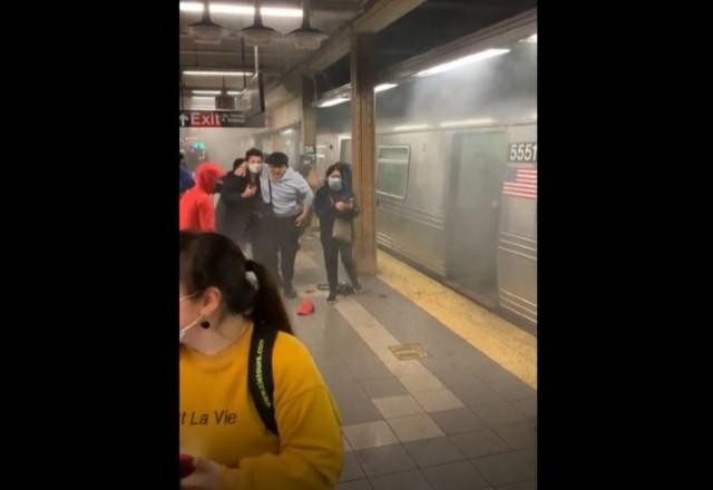 Vídeo mostra passageiros fugindo de atirador no metrô de Nova York