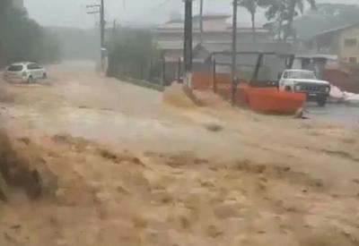 Chuva intensa causa alagamentos no litoral de São Paulo