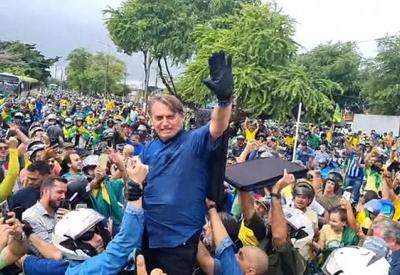 Em Maceió, Bolsonaro faz motociata e recebe afago de Arthur Lira