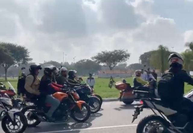 Bolsonaro participa de ato com motociclistas em São Paulo