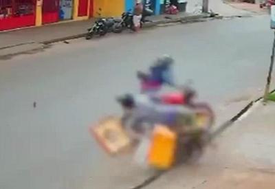 Vídeo: motociclista derrapa em avenida e atropela vendedor de picolé