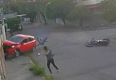 Vídeo: motoqueiro é arremessado e motorista bate em parede em acidente