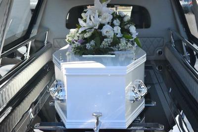 Motorista de funerária salva bebê que havia sido considerada morta