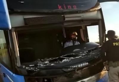 Motorista é flagrado dirigindo ônibus sem para-brisa e usando capacete