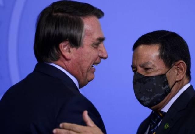 Mesmo com Bolsonaro no hospital, Mourão mantém viagem a Angola