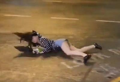 Mulher é arrastada por tufão em Hong Kong; uma pessoa morreu