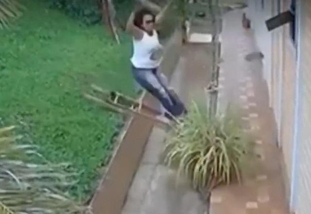 Flagra: mulher cai de telhado ao tentar tirar "casinha" de marimbondo