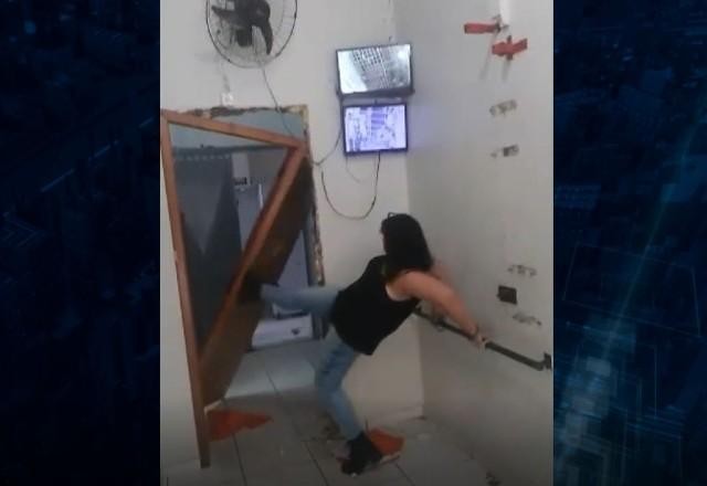 Mulher embriagada quebra delegacia ao ser presa por destruir loja no PR