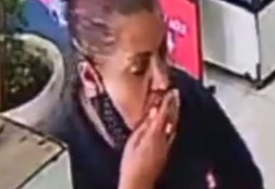 Vídeo: Mulher coloca anel na boca e engole em roubo a relojoaria em SP
