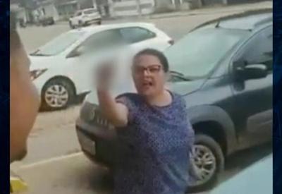 Mulher racista ofende motoboy em estacionamento de farmácia