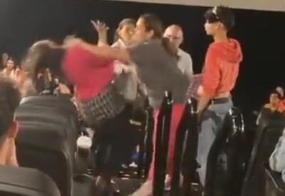 Mulher é agredida e revida com sapatada durante sessão de Barbie; veja o vídeo