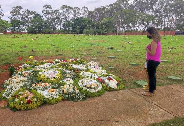 Fãs prestam homenagem a Marília Mendonça em cemitério de Goiânia