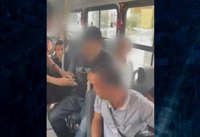 Passageira expõe assediador dentro de ônibus após homem tirar fotos