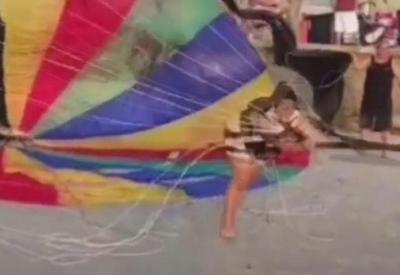 Mulher leva tombo com parapente após ser puxada por jet ski