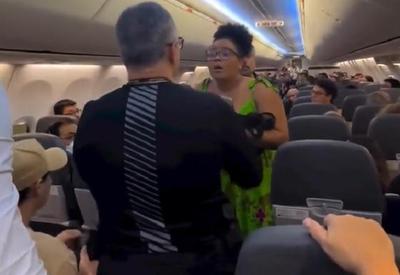 Mulher negra é obrigada a sair de avião por não despachar mochila