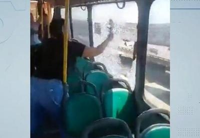 Com filho passando mal, mulher quebra vidro de ônibus por conta do calor