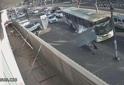 Jovem quase é atingida por ponto de ônibus em Goiás