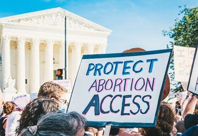 Aborto nos EUA: Empresas anunciam que vão custear viagens para funcionárias