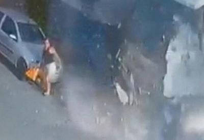 Mulher é soterrada após ônibus colidir e derrubar muro