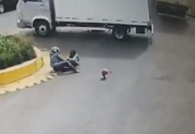Flagra: adolescente em moto é arrastada por fio de energia