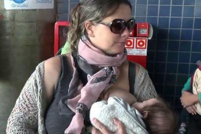 Mulheres protestam em terminal de ônibus que impediu mãe de amamentar