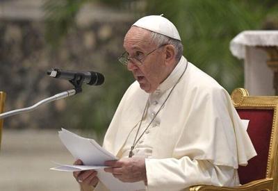 Papa Francisco critica a forma de saída da Otan e EUA do Afeganistão